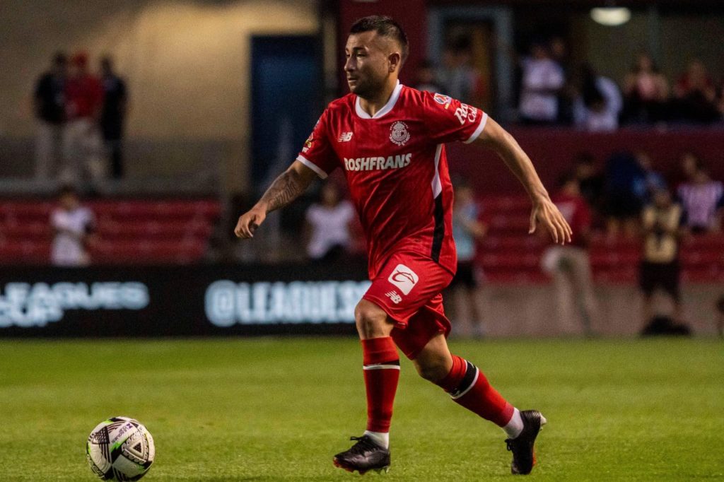 Atacante Jean David em jogo do Toluca, do México