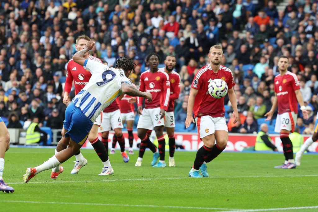 Atacante João Pedro marca de cabeça na vitória do Brighton sobre o Manchester United pelo Campeonato Inglês