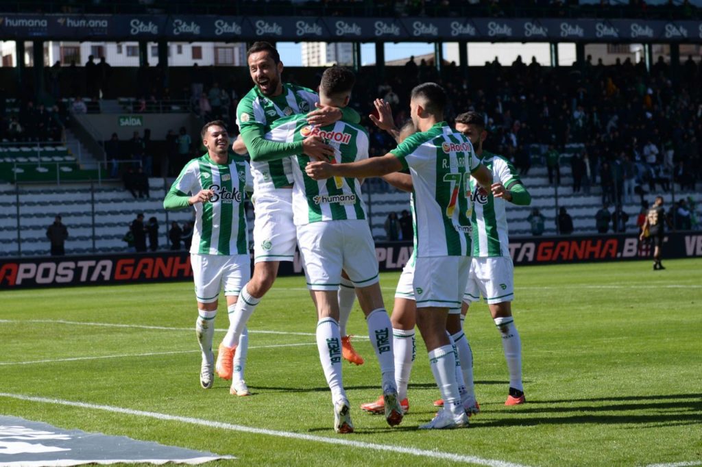 Jogadores do Juventude comemorando gol na vitória sobre o Botafogo no Alfredo Jaconi pelo Brasileirão