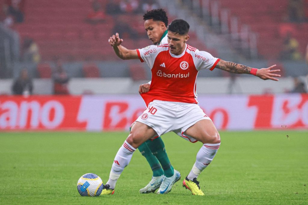 Lázaro e Rômulo disputando bola no empate entre Palmeiras e Inter no Beira-Rio pelo Brasileirão