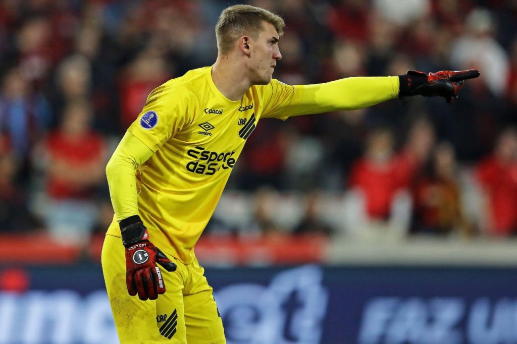 Goleiro Léo Linck em jogo do Athletico-PR