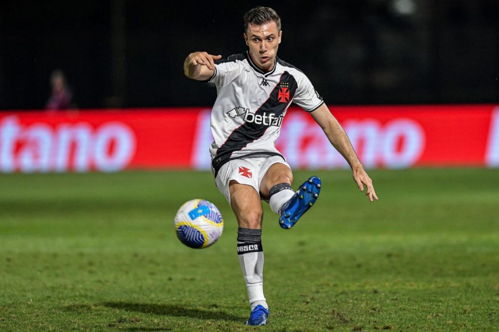 Lateral-esquerdo Lucas Piton em jogo do Vasco