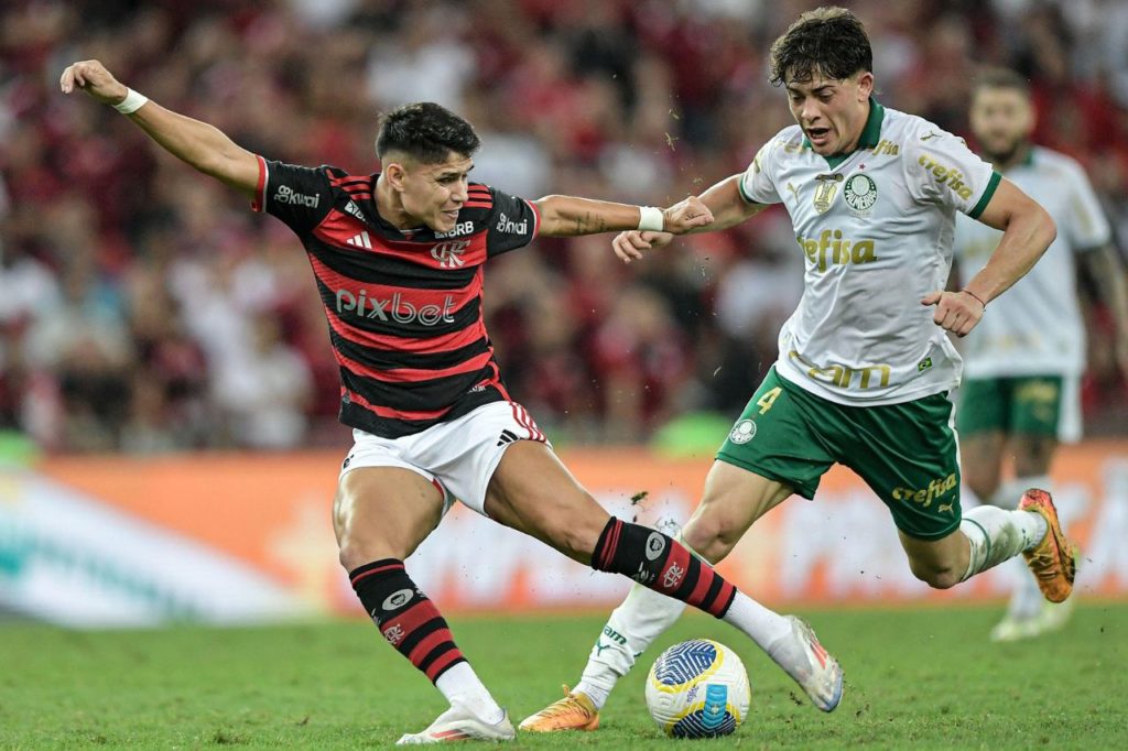 Atacante Luiz Araújo em jogo do Flamengo contra o Palmeiras pela Copa do Brasil