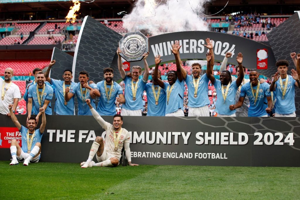 Jogadores do Manchester City comemoram o título da Supercopa da Inglaterra em Wembley