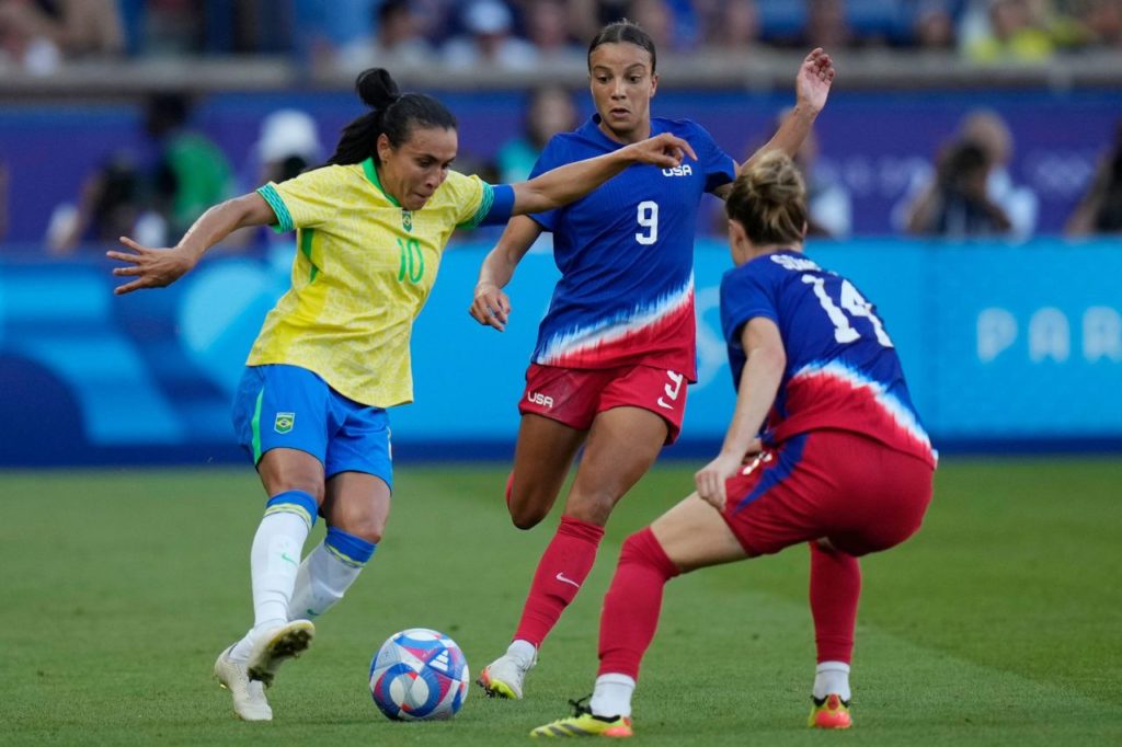 Marta sendo marcada por Swanson na final entre Brasil e Estados Unidos pelas Olimpíadas de Paris