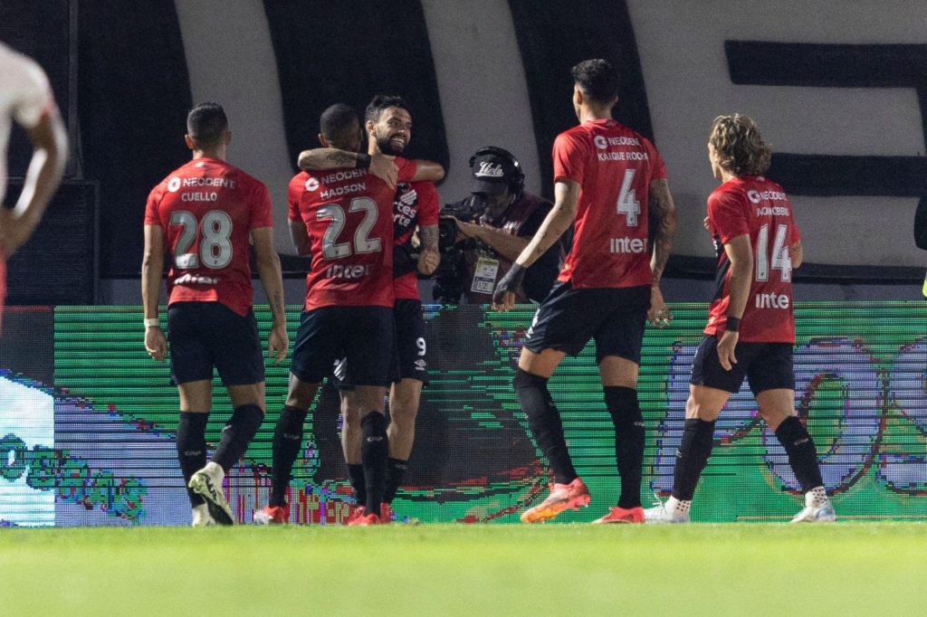 Centroavante Mastriani comemorando gol do Athletico-PR na vitória sobre o Bragantino