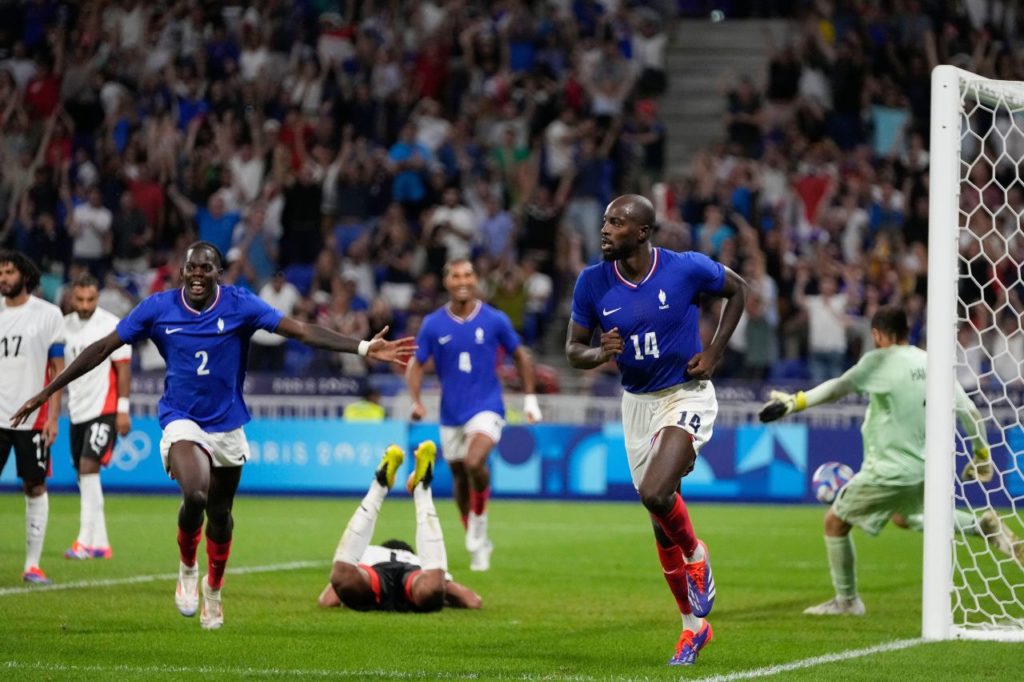 Mateta comemora gol da França na vitória sobre o Egito na semifinal das Olimpíadas de Paris