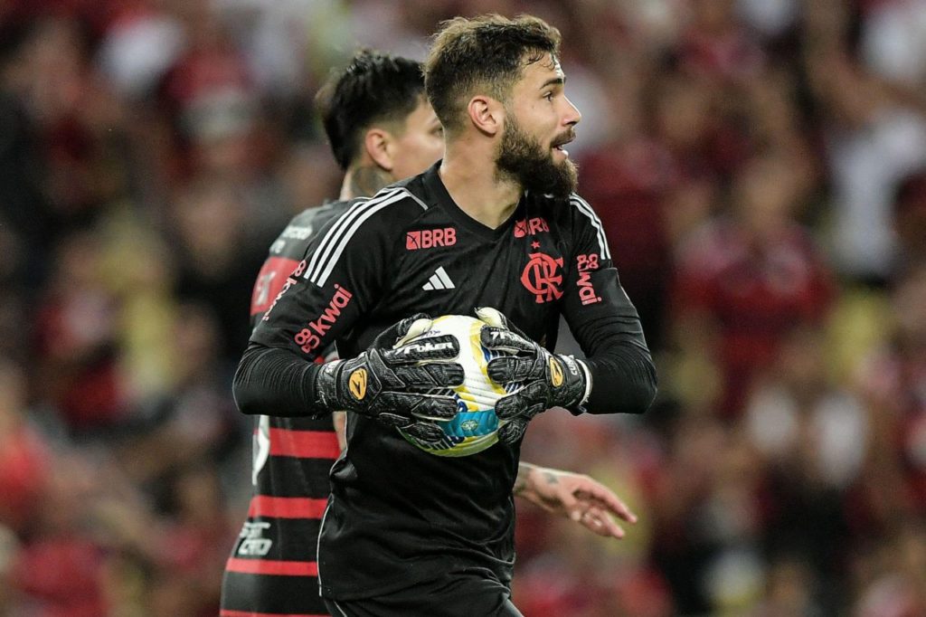 Goleiro Matheus Cunha em jogo do Flamengo na Copa do Brasil