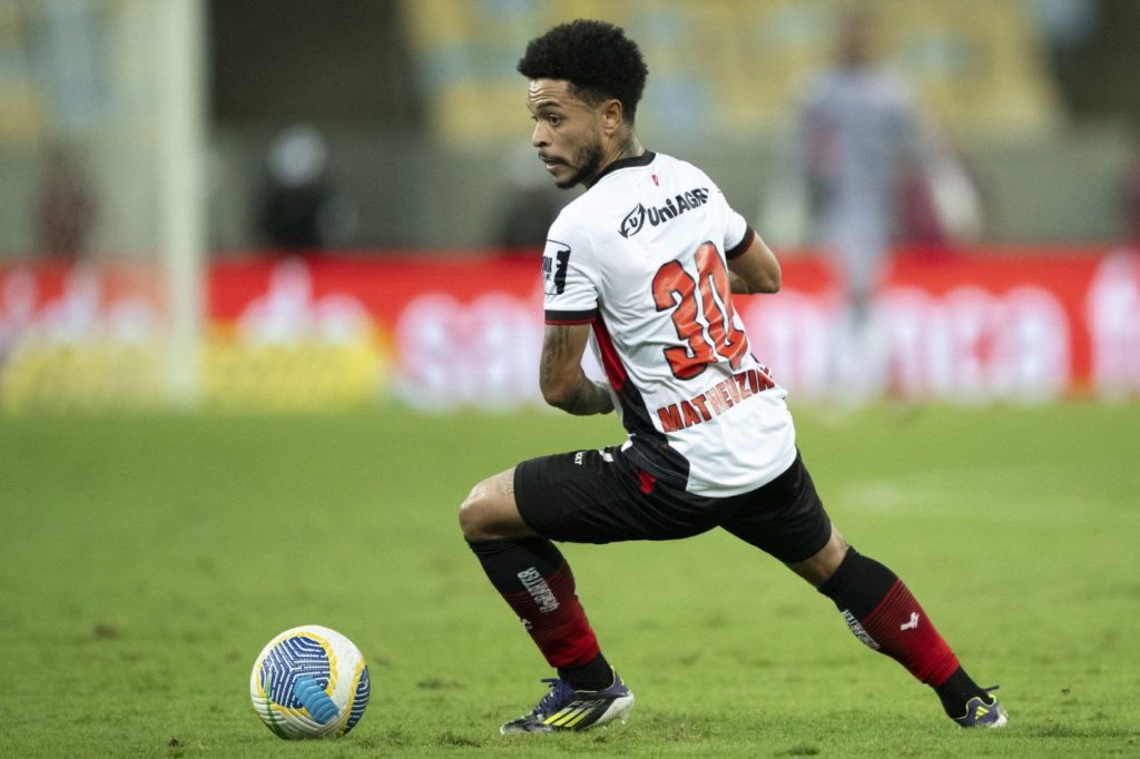 Meio-campista Matheusinho em ação pelo Vitória no Brasileirão