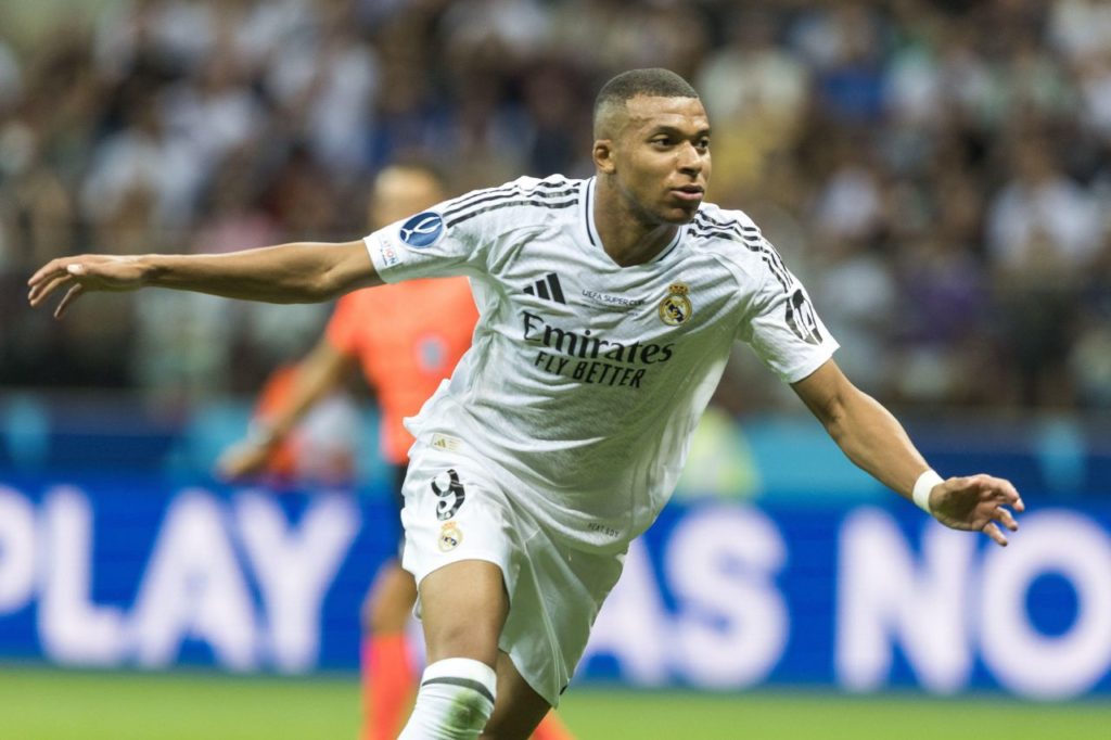 Kylian Mbappé comemora gol na estreia pelo Real Madrid na Supercopa da Europa