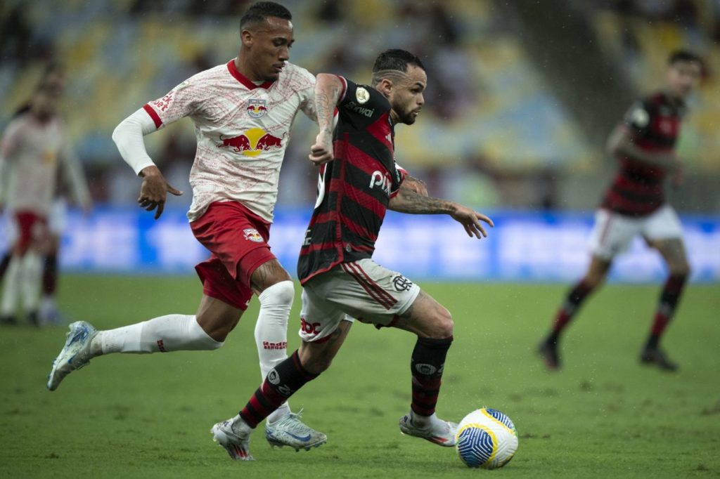 Atacante Michael em jog o do Flamengo contra o Bragantino no Maracanã