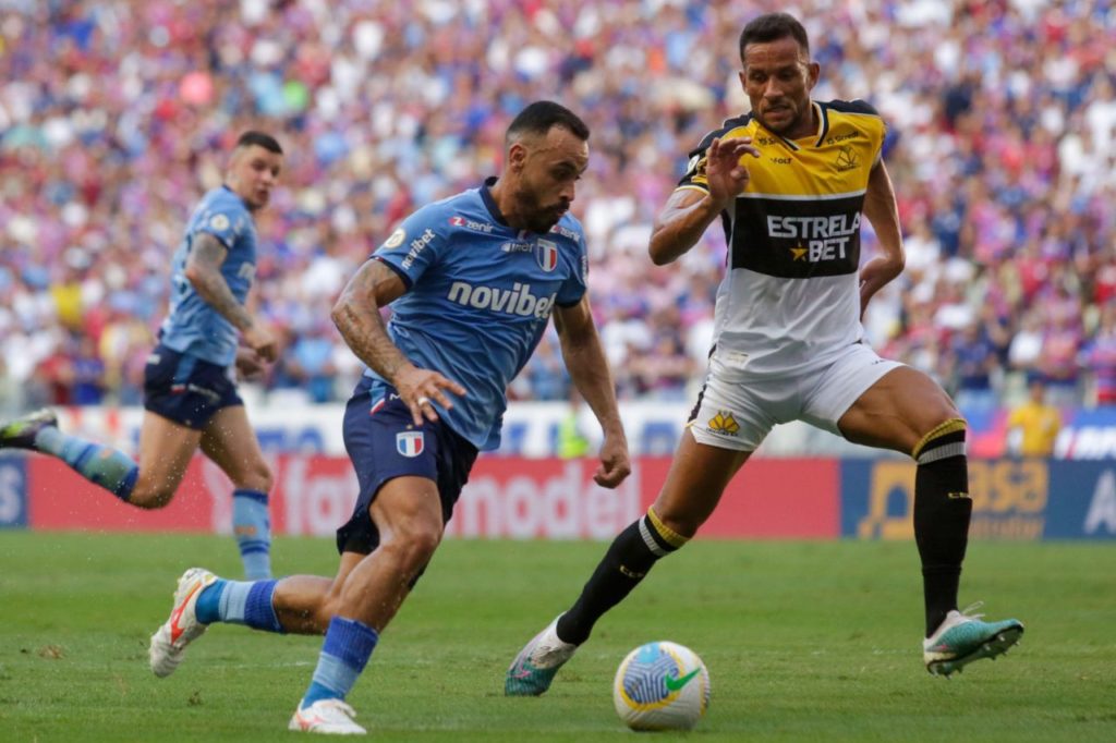 Moisés do Fortaleza conduz a bola no jogo contra o Criciúma na Arena Castelão pelo Brasileirão