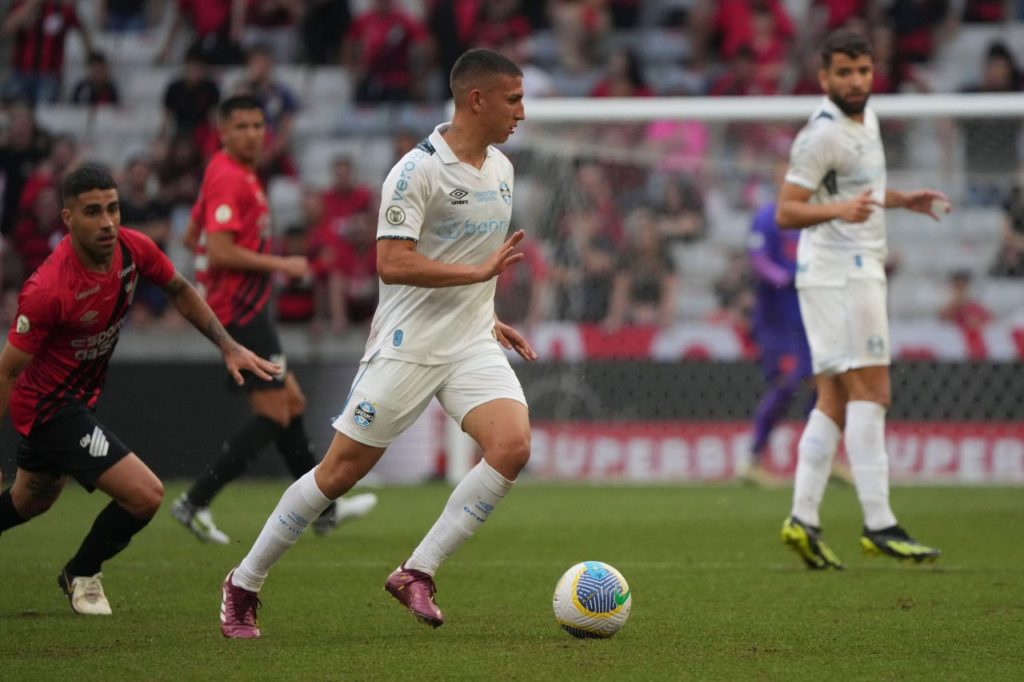 Meia Miguel Monsalve em jogo do Grêmio contra o Athletico-PR