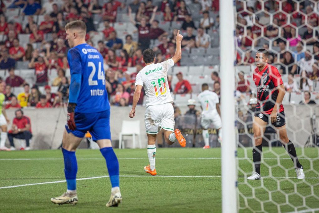 Nenê do Juventude comemora gol na vitória sobre o Athletico-PR na Arena da Baixada