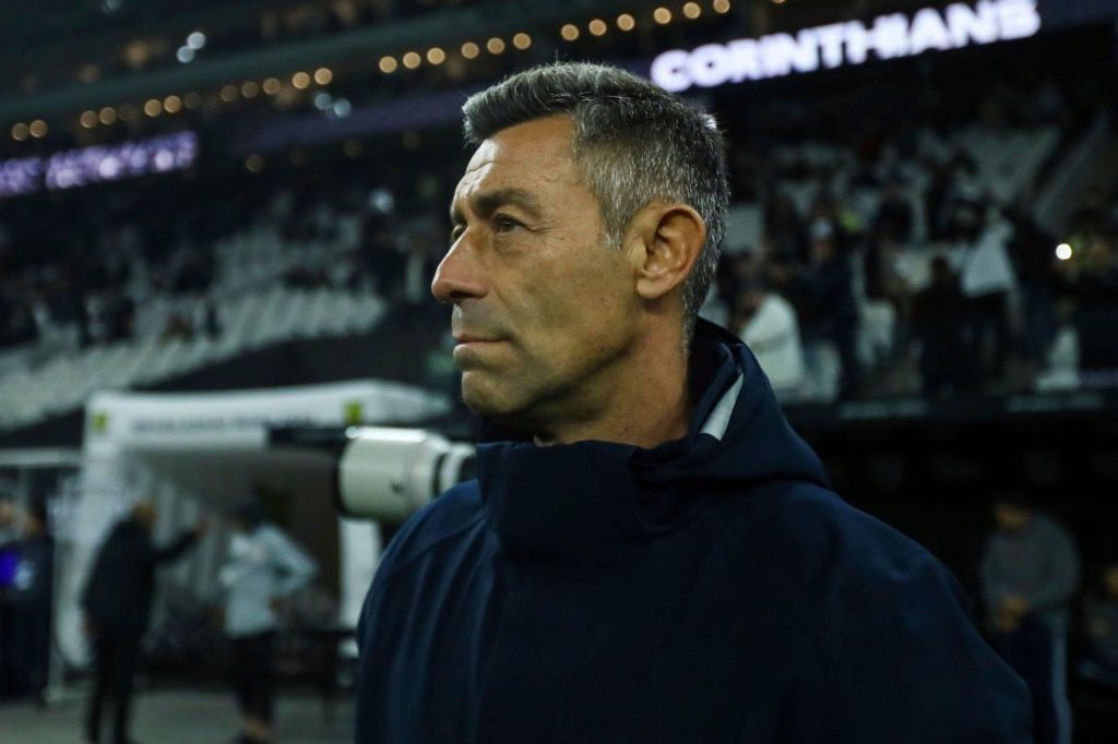 Treinador Pedro Caixinha no comando do Red Bull Bragantino em jogo contra o Corinthians