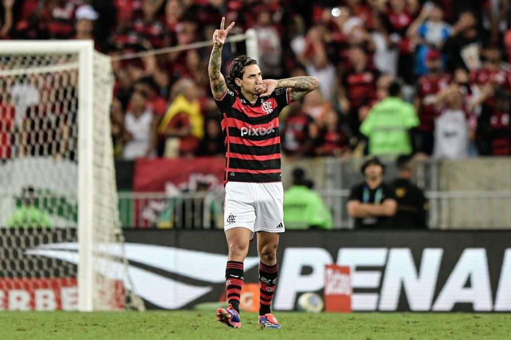 Atacante Pedro comemora gol do Flamengo na vitória sobre o Palmeiras no Maracanã