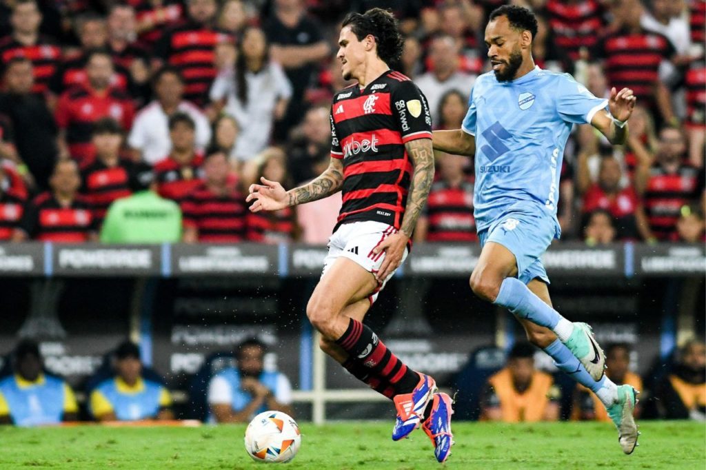 Atacante Pedro sofre lesão na coxa em jogo do Flamengo contra o Bolívar pela Libertadores