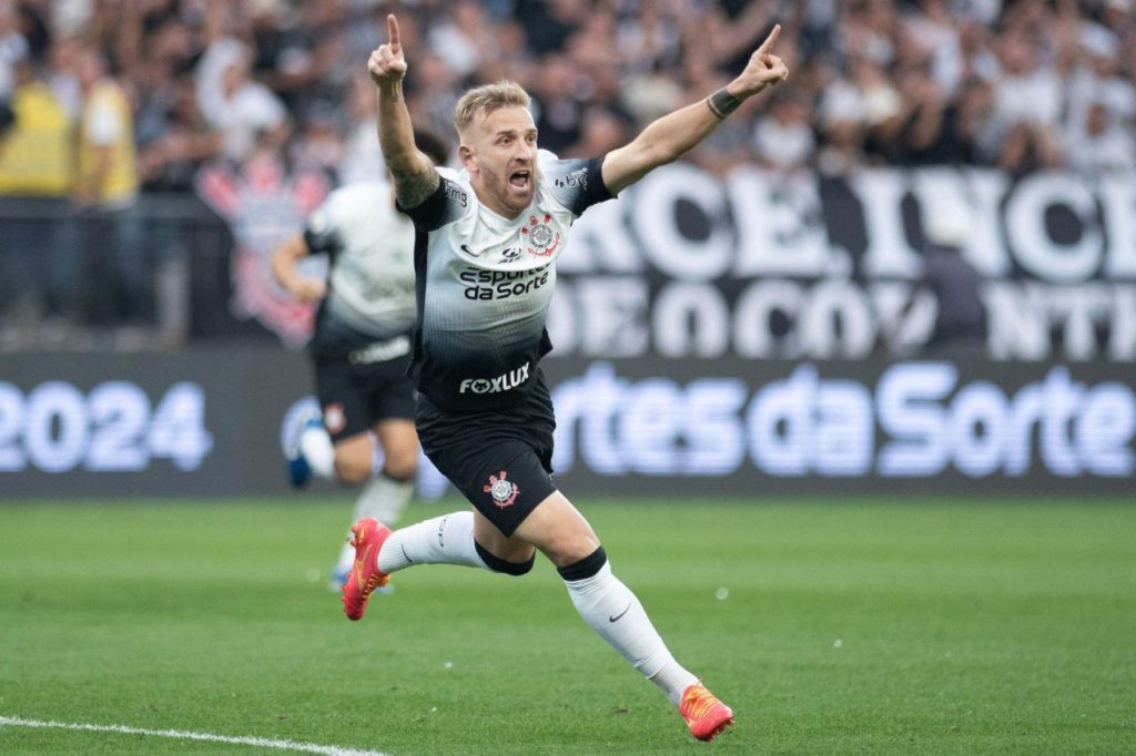 Atacante Pedro Henrique sai para comemorar o gol de empate do Corinthians com o Juventude