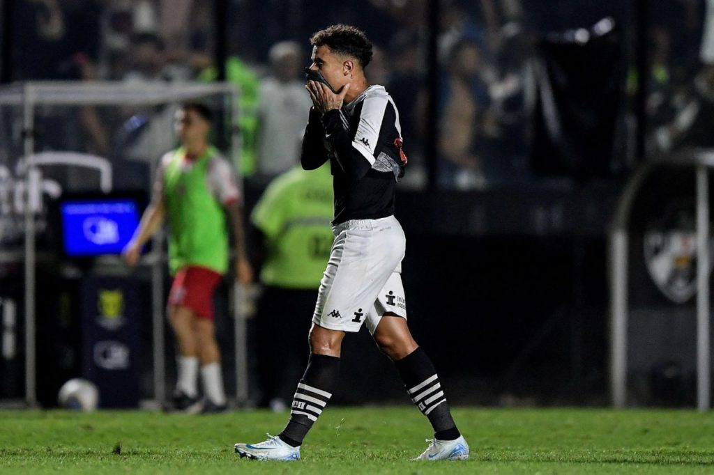 Meia Coutinho deixa o campo com dores na coxa em jogo do Vasco da Gama em São Januário