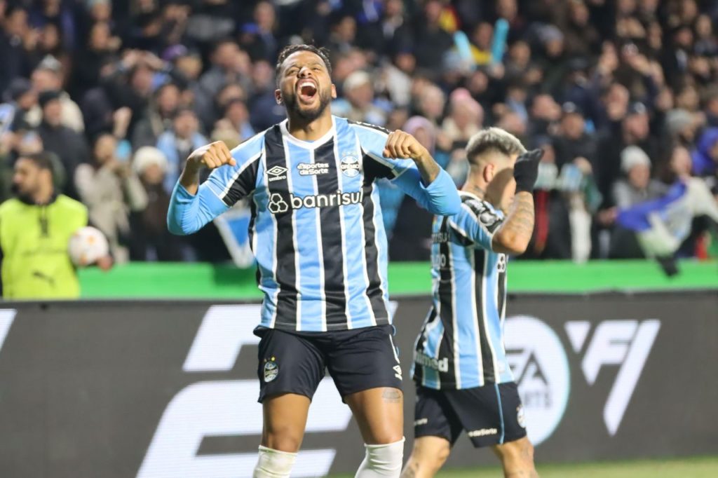 Lateral Reinaldo comemora gol pelo Grêmio na vitória sobre o Fluminense no Couto Pereira pela Libertadores