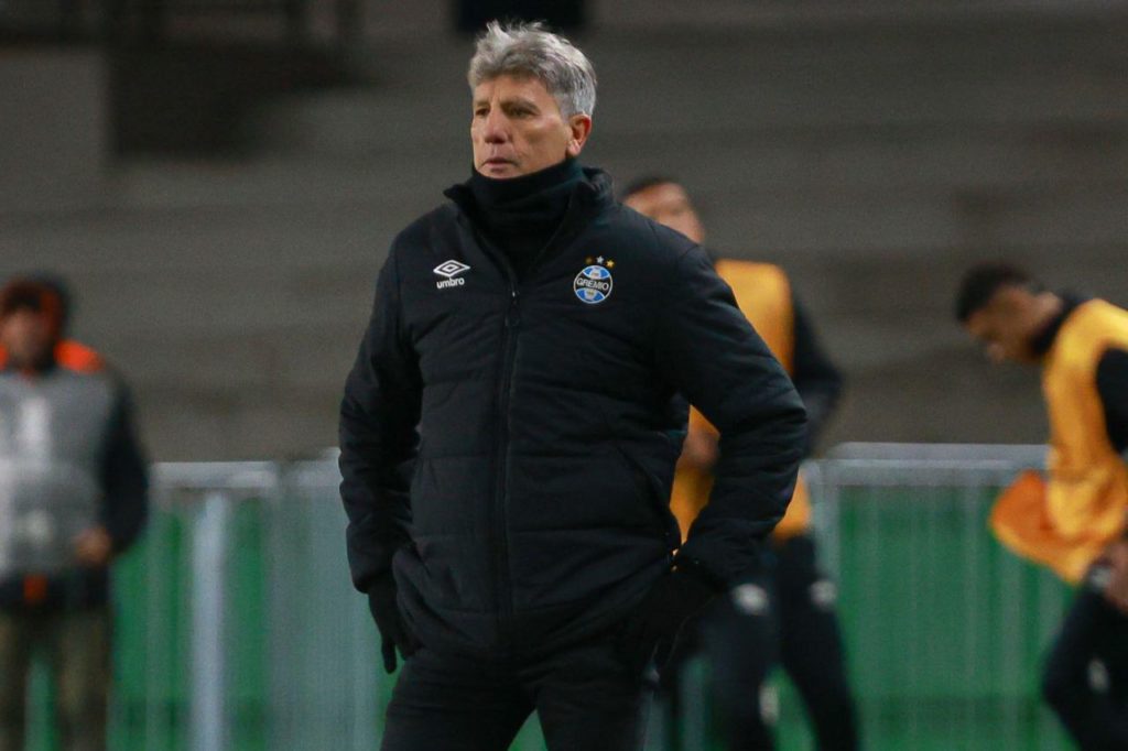 O técnico Renato Portaluppi no comando do Grêmio à beira do campo