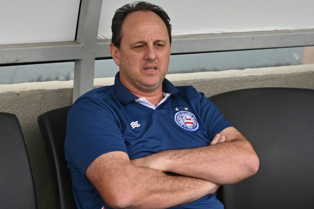 Técnico Rogério Ceni no banco de reservas do Bahia