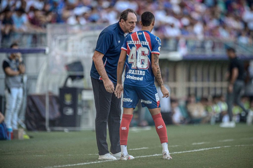 Técnico Rogério Ceni orienta Luciano Juba em jogo do Bahia