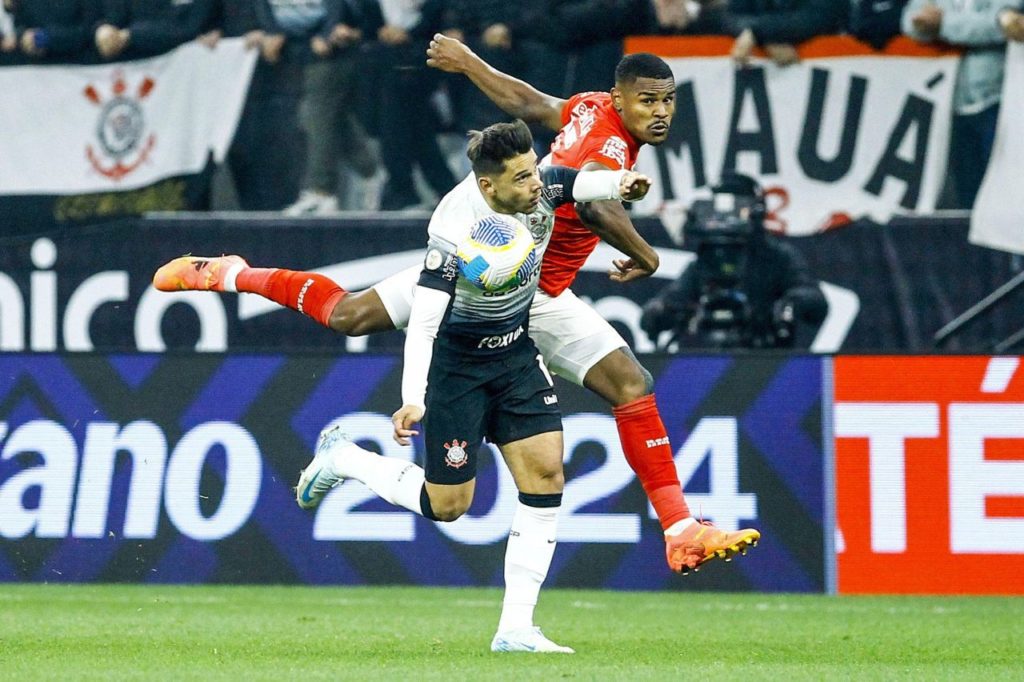 Atacante Romero em jogo do Corinthians contra o Bragantino