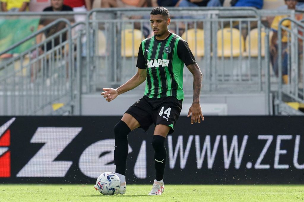 Zagueiro Ruan Tressoldi em jogo do Sassuolo no Campeonato Italiano