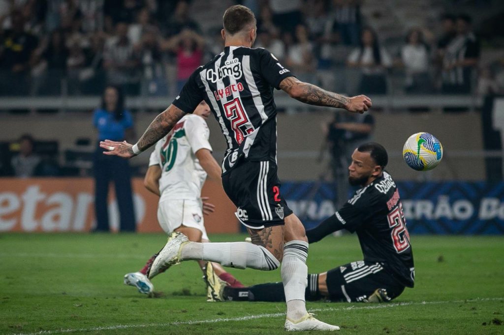 Kevin Serna fazendo o primeiro gol da vitória do Fluminense sobre o Atlético-MG no Mineirão