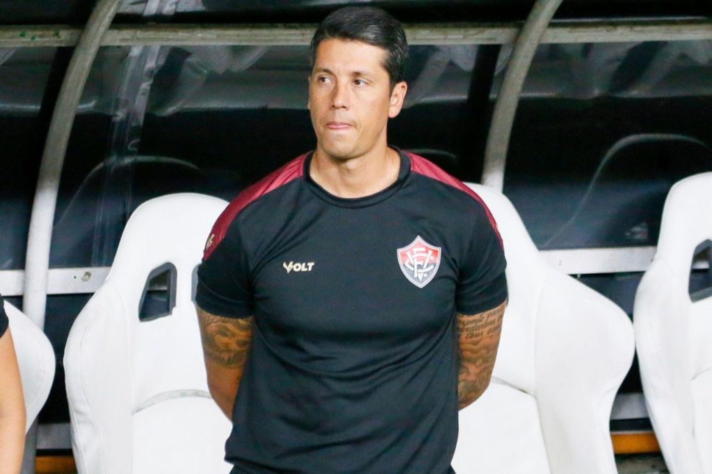 Técnico Thiago Carpini no comando do Vitória no Brasileirão