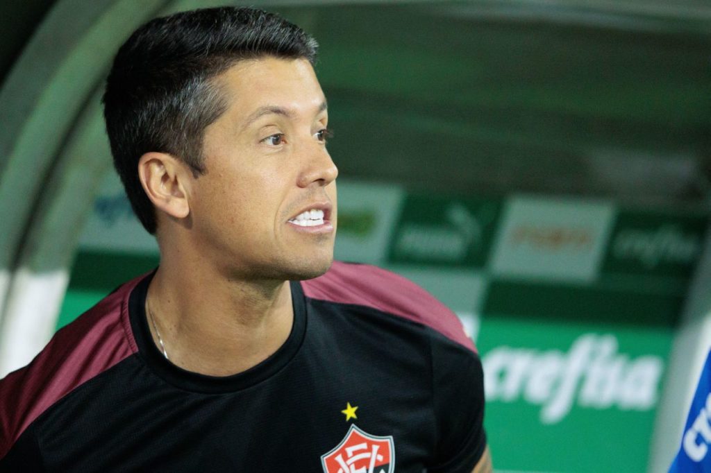 Técnico Thiago Carpini no comando do Vitória no Brasileirão