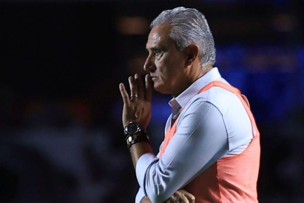 Técnico Tite no comando do Flamengo à beira do campo