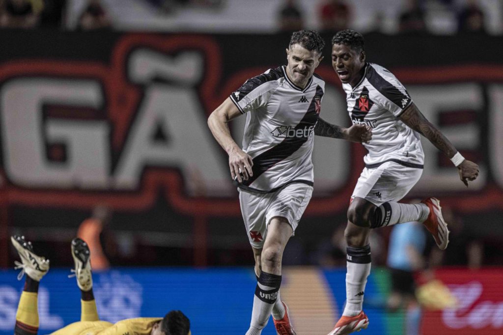 Atacante Vegetti comemora gol de empate do Vasco no jogo contra o Atlético-GO pela Copa do Brasil