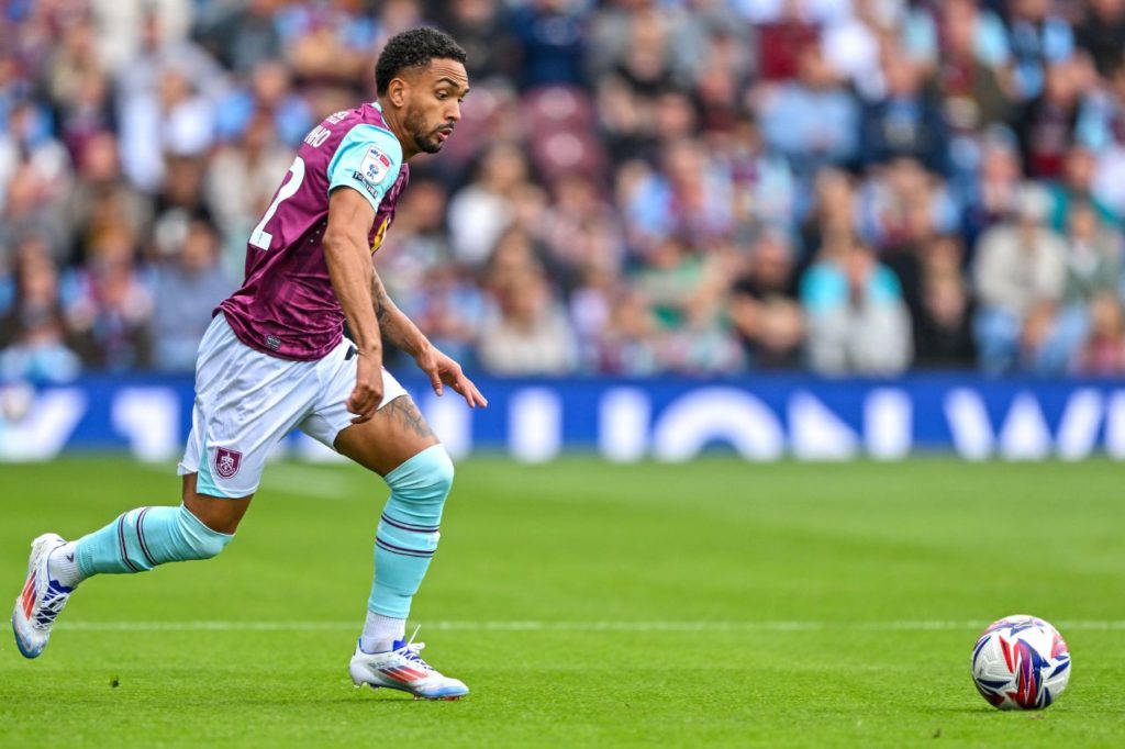 Lateral-direito Vitinho em jogo do Burnley, da Inglaterra