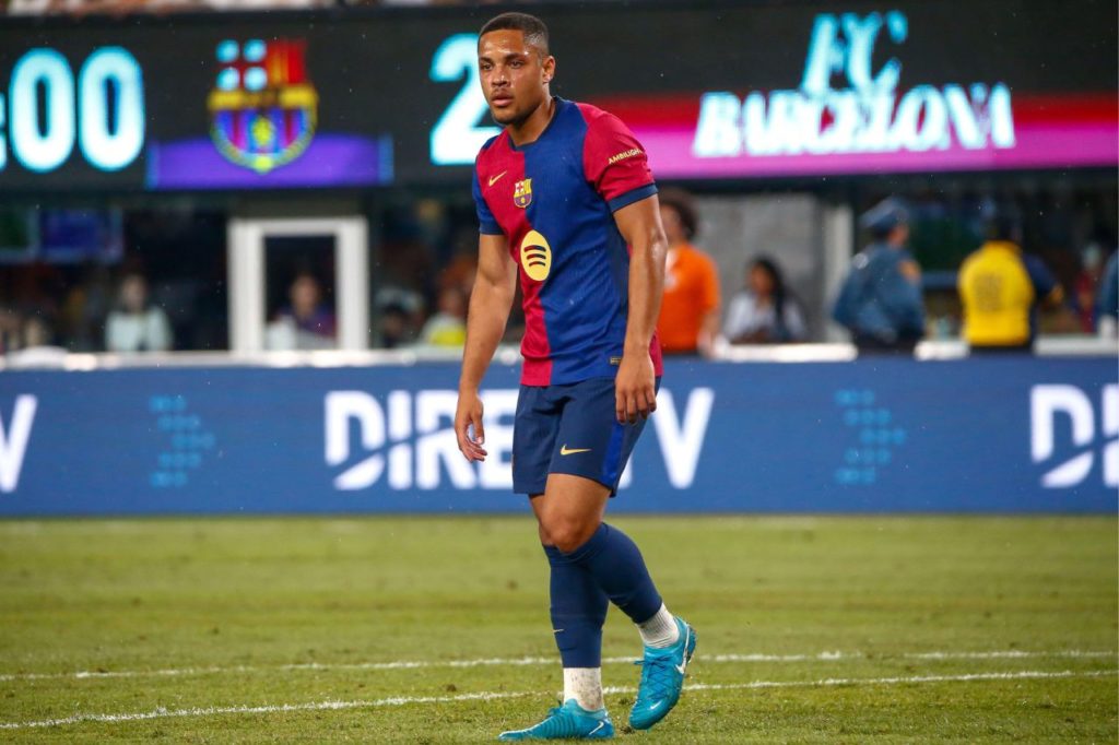 Atacante Vitor Roque em amitoso do Barcelona pela pré-temporada