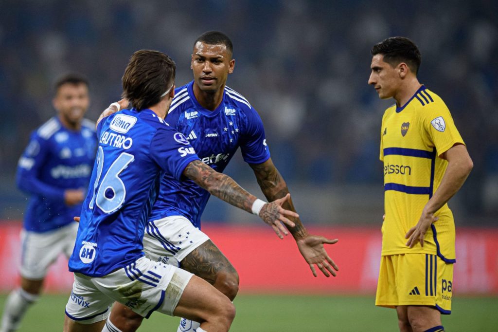 Walace comemorando gol do Cruzeiro na vitória sobre o Boca Juniors no Mineirão