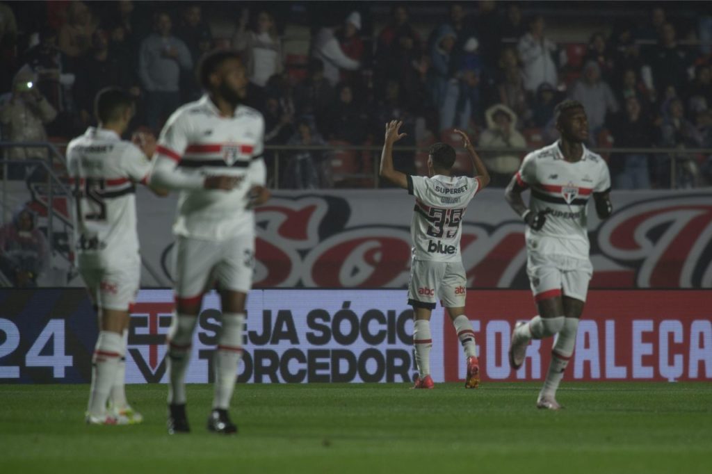 William Gomes comemora gol do São Paulo no triunfo sobre o Vitória no Morumbis