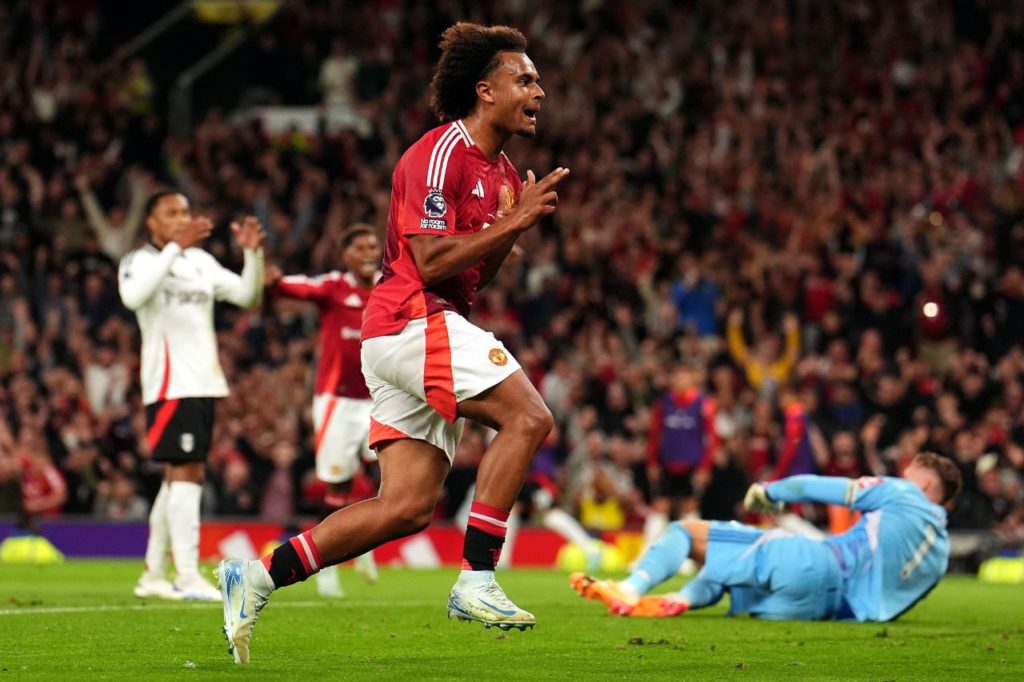 Zirkzee comemorando gol na vitória do Manchester United sobre o Fulham pelo Campeonato Inglês