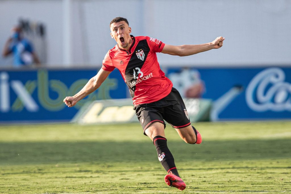 Baralhas, do Atlético-GO, comemorando um dos gols marcados por ele na temporada.