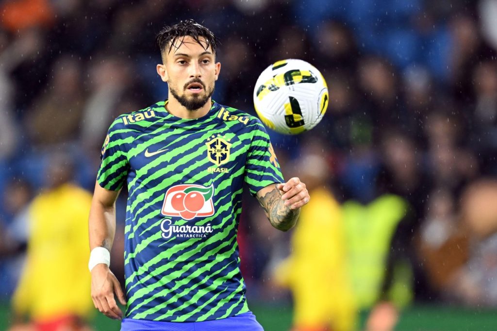 Alex Telles, do Brasil, dominando a bola entes de um jogo pela Seleção Brasileira.