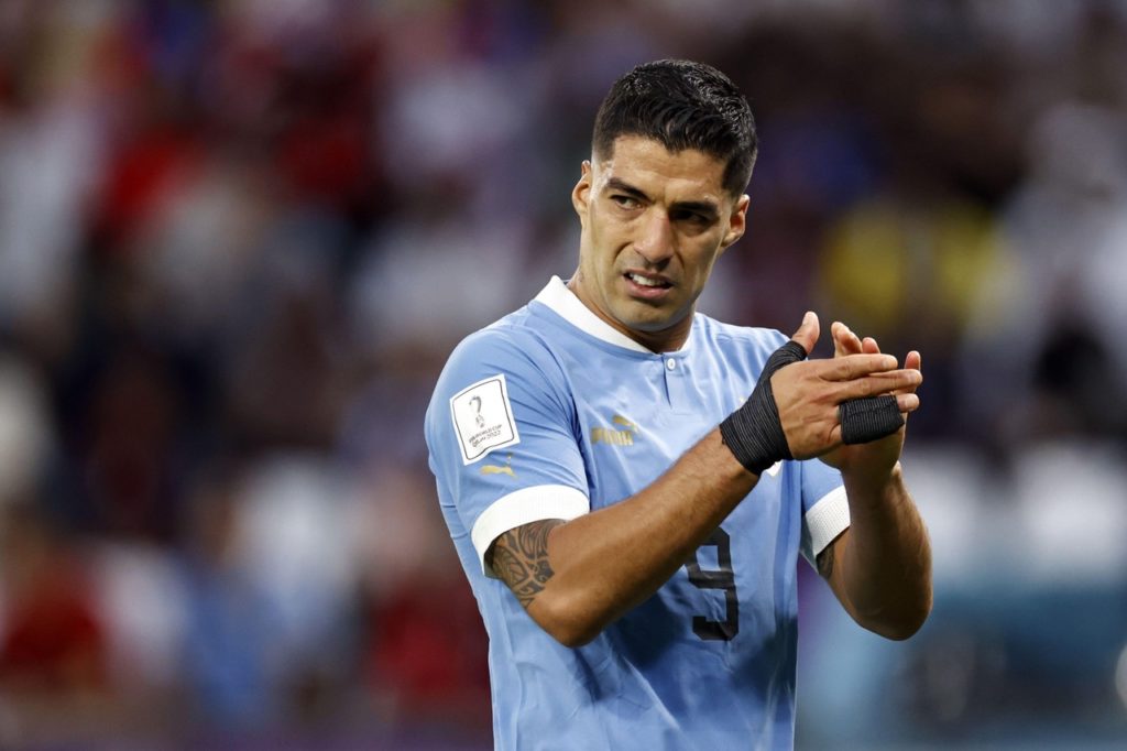 Luis Suárez, do Uruguai, batendo palmas após uma jogada em uma partida da seleção de seu país.