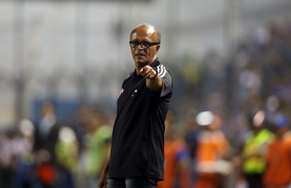 Jayme de Almeida, técnico de futebol, orientando o time do Flamengo na época em que era o treinador do time.