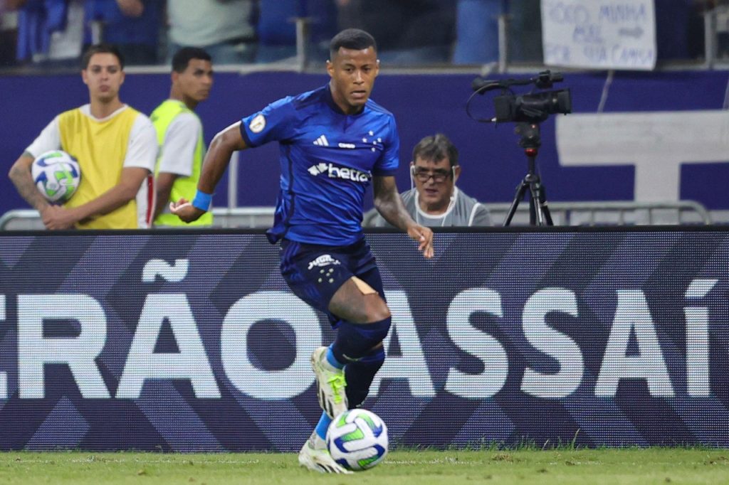 Arthur Gomes, do Cruzeiro, com a bola dominada em um jogo pelo clube na temporada de 2024.