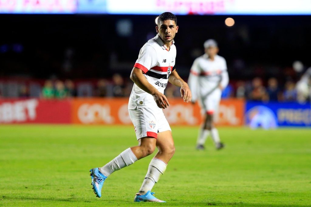 Michel Araújo, do São Paulo, observando o jogo em uma partida do time na temporada de 2024.