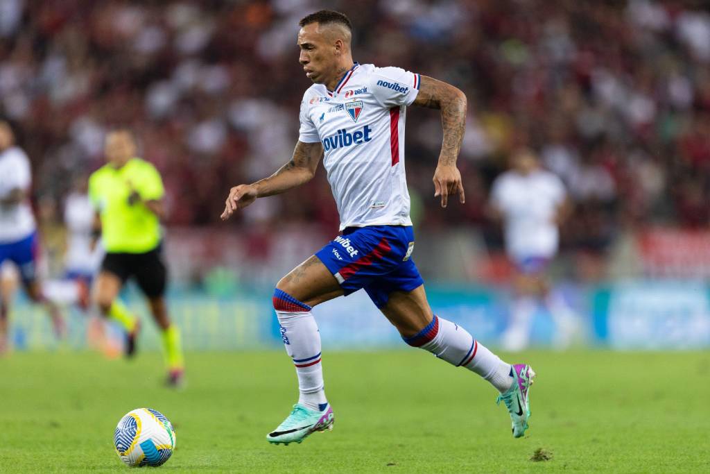 Breno Lopes, do Fortaleza, controla a bola durante partida do Brasileirão 2024.