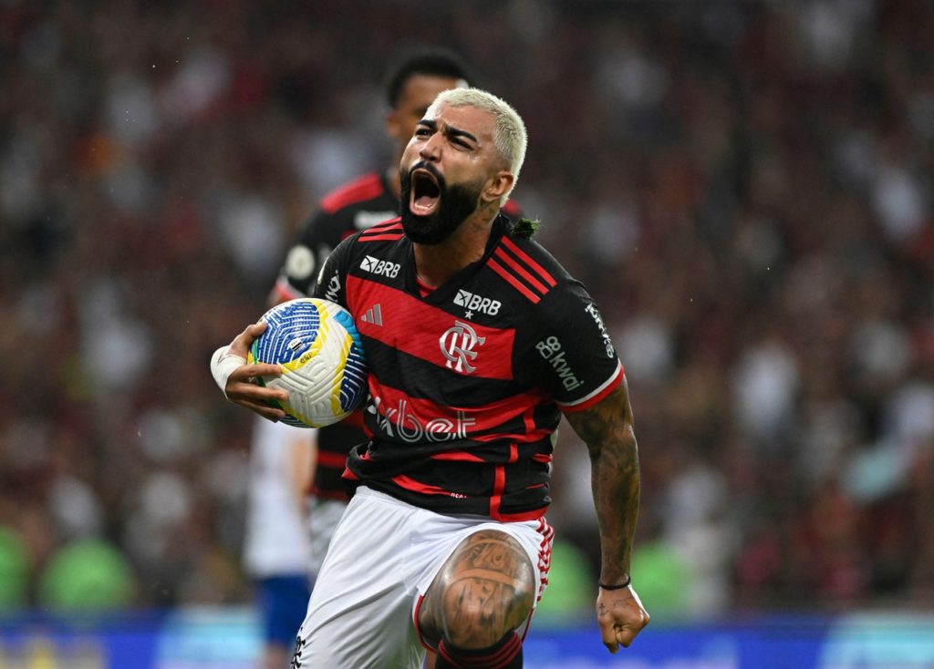 Gabigol, do Flamengo, comemorando um gol marcado pelo clube no Brasileirão de 2024.