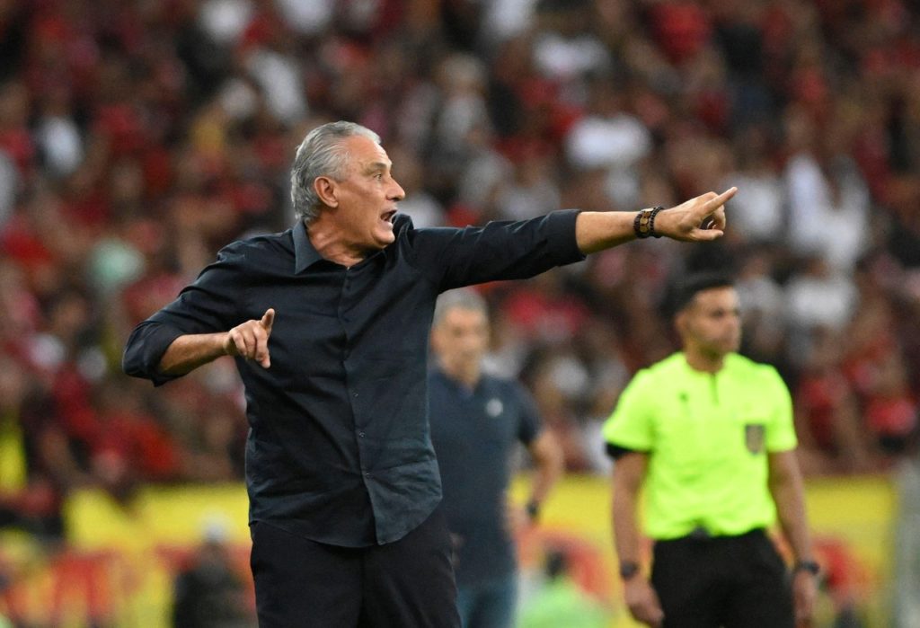 Tite, do Flamengo, orientando o time durante um jogo da equipe na temporada de 2024.