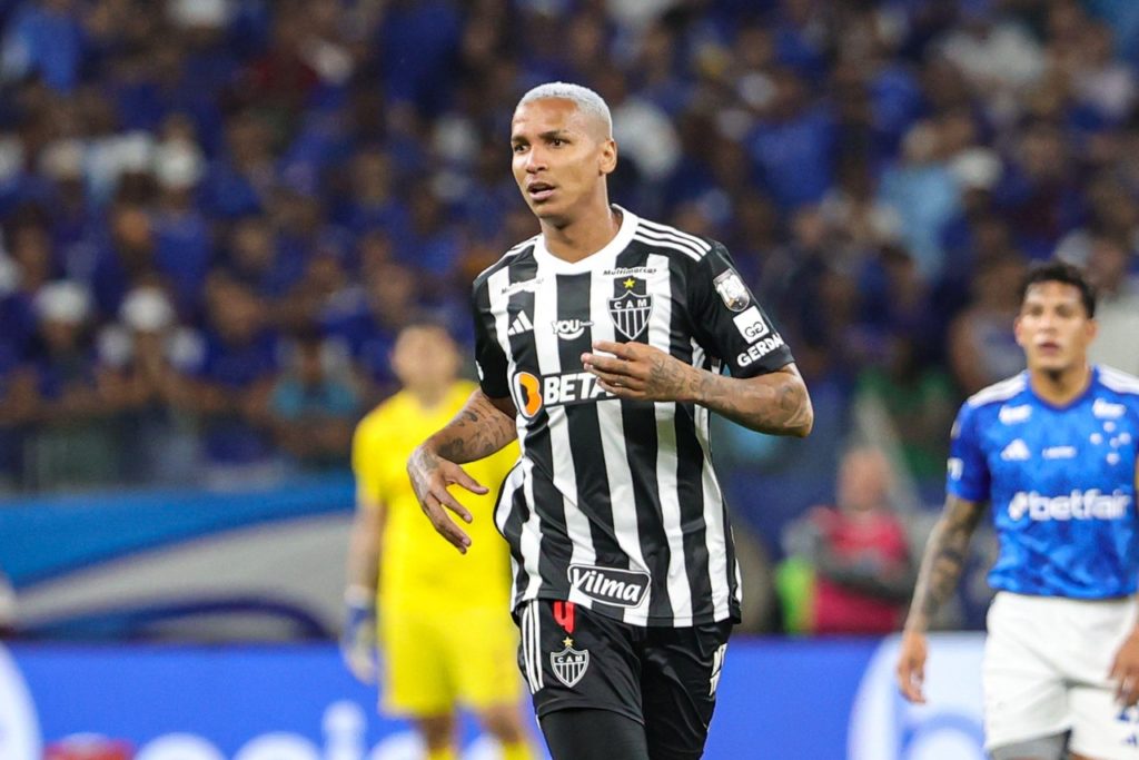 Deyverson, do Atlético-MG, correndo em um jogo do time no Brasileirão de 2024.