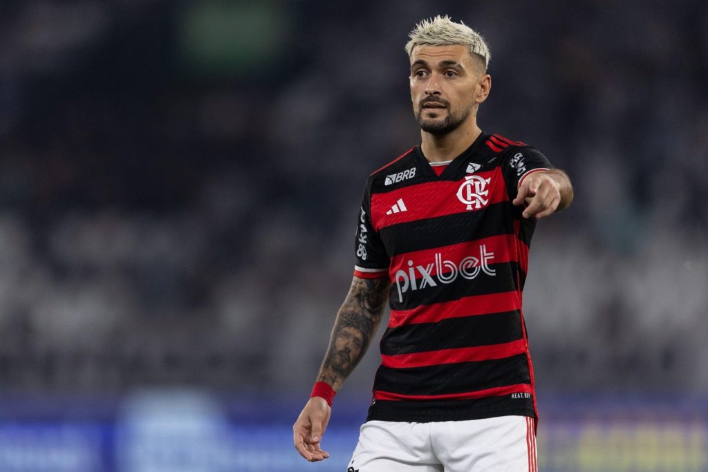 Arrascaeta, do Flamengo, orientando o time em um dos jogos da equipe na temporada.